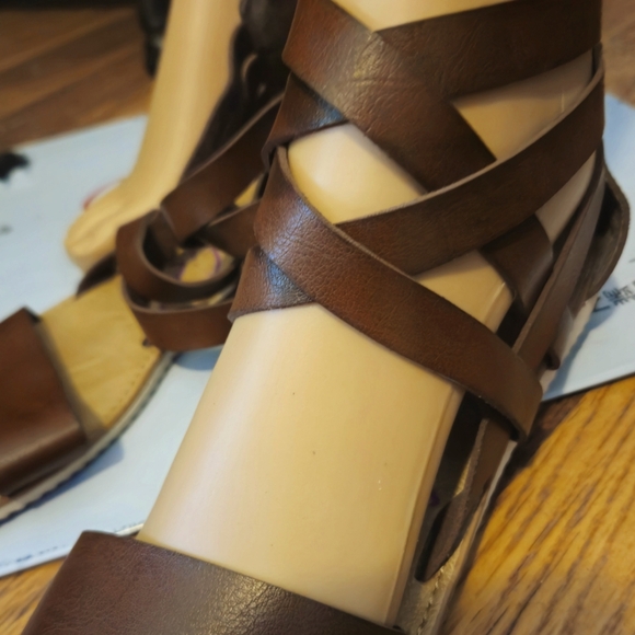 COPY - $8- BLOWFISH size 8 ladies LAST PAIR - Picture 1 of 3